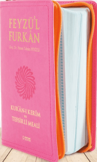 437c8ff850fc4b33a044cfef11858f5c_front.png Feyzü'l Furkan Kur'an-ı Kerim ve Tefsirli Meali; (Cep Boy - Fermuarlı) PEMBE